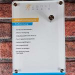 eine Nahaufnahme einer Glasplatte der zankl media Gmbh die an einer Wand befestigt wurde.