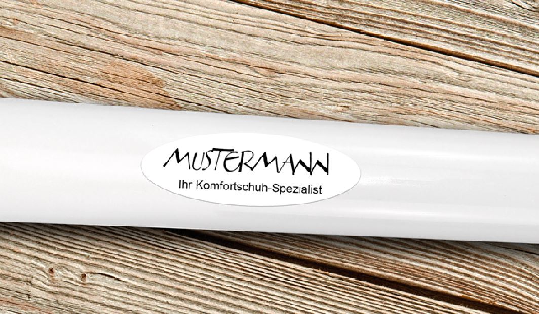 ein weißer Schuhlöffel mit Firmenlogo