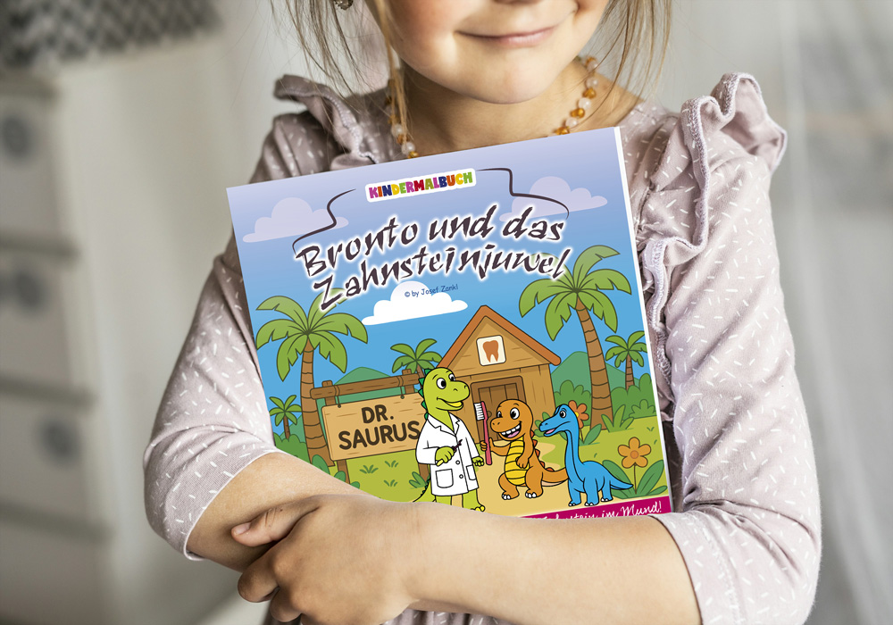 Kind hält das Malheft "Bronto und das Zahnsteinjuwel" in Händen