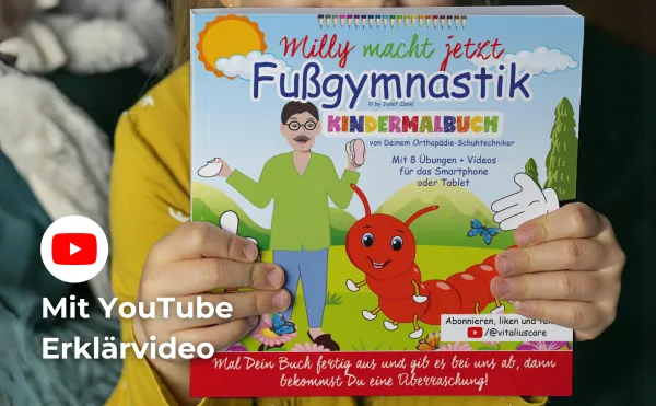 Ein Kind hält das Malheft Milly macht jetzt Fußgymnastik in Händen